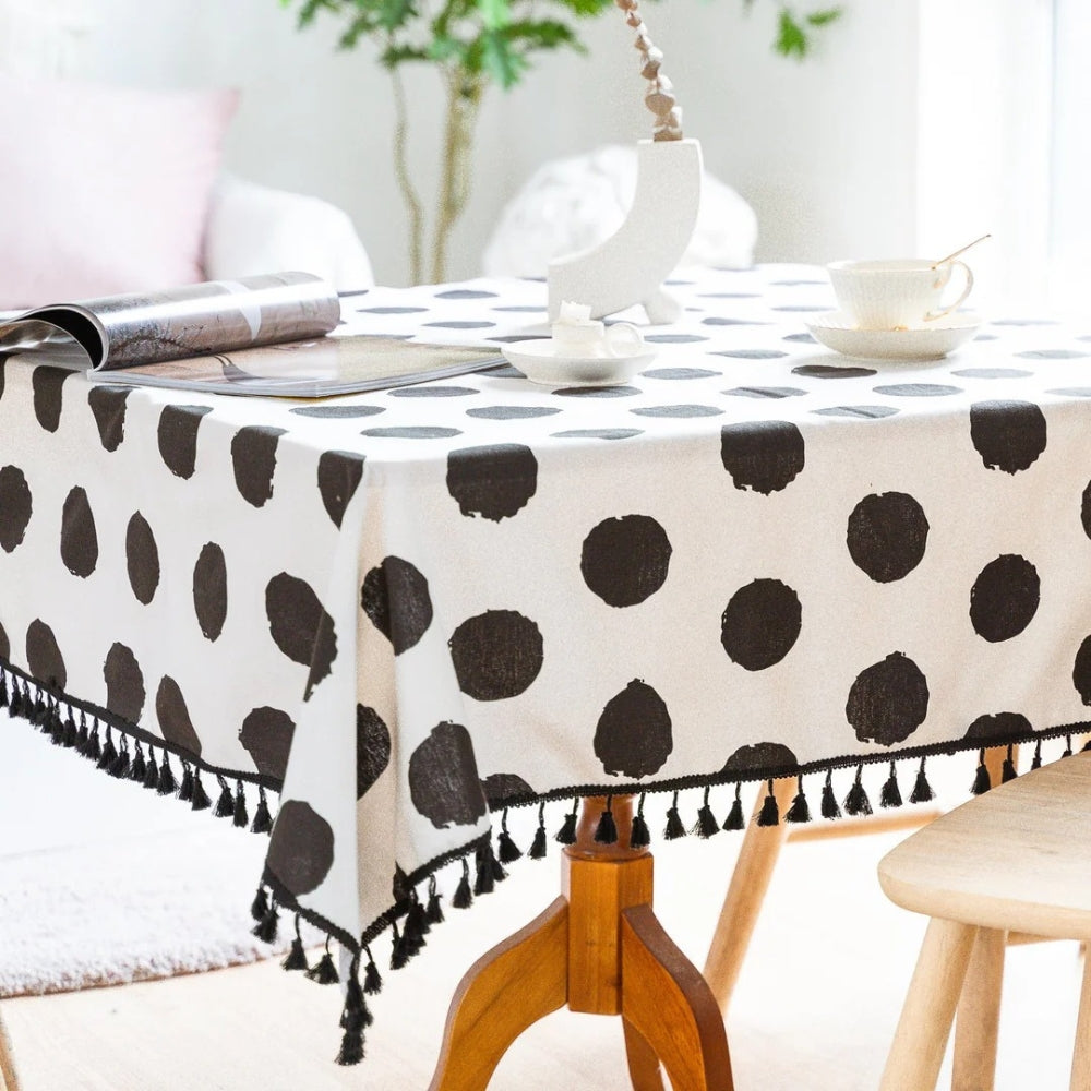 Charmante Polka Quasten Tischdecke - Abwaschbar Wachstuch für Stilvolle Anlässe 0