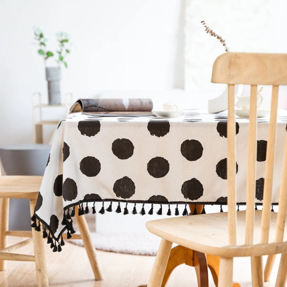 Charmante Polka Quasten Tischdecke - Abwaschbar Wachstuch für Stilvolle Anlässe 1