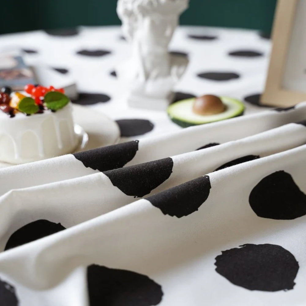 Charmante Polka Quasten Tischdecke - Abwaschbar Wachstuch für Stilvolle Anlässe 3