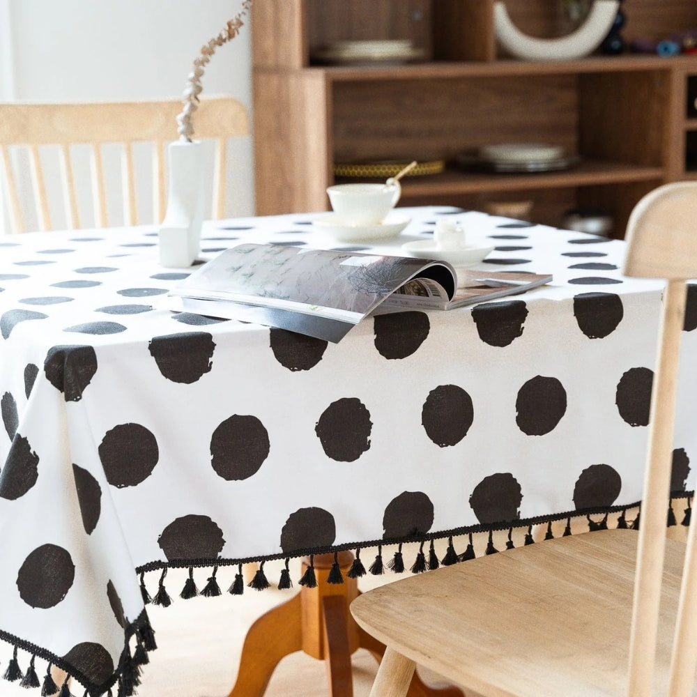 Charmante Polka Quasten Tischdecke - Abwaschbar Wachstuch für Stilvolle Anlässe 4