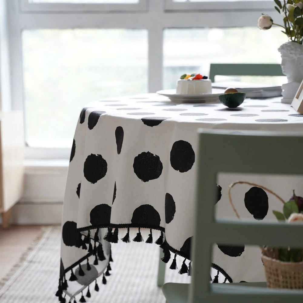 Charmante Polka Quasten Tischdecke - Abwaschbar Wachstuch für Stilvolle Anlässe 5