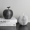 Elegante Deko Skulptur Apfel aus Harz im Polka Dot Design für Wohnzimmer Deko 7