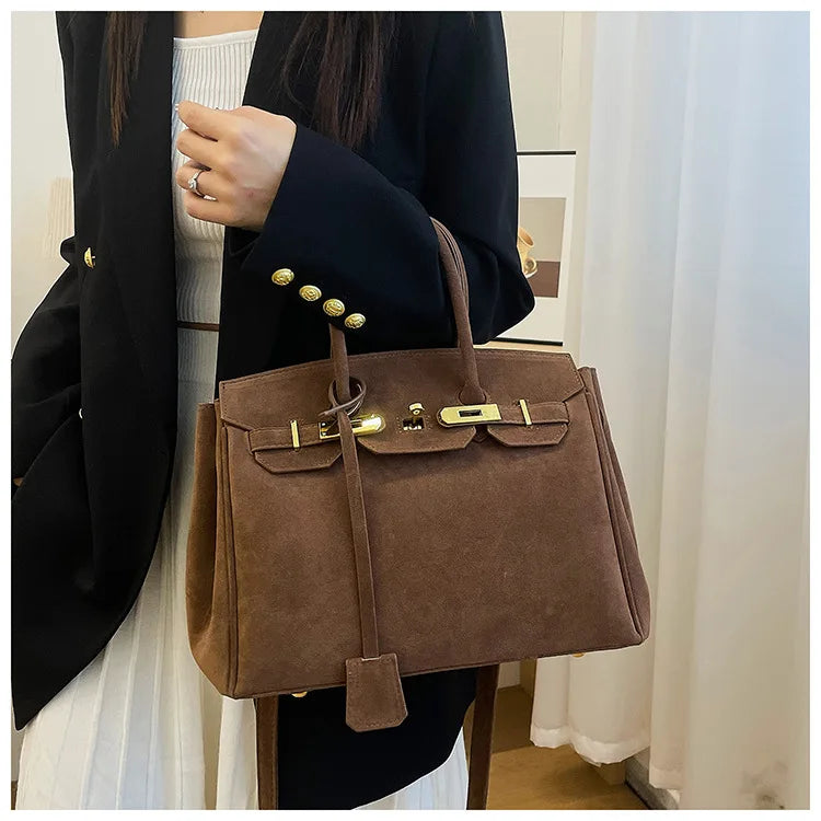 Elegante Umhängetasche Damen aus Wildleder mit Goldener Hardware und Verstellbarem Schulterriemen – Geräumige Crossbody Bag 1