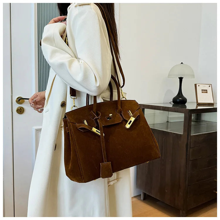 Elegante Umhängetasche Damen aus Wildleder mit Goldener Hardware und Verstellbarem Schulterriemen – Geräumige Crossbody Bag 4