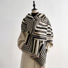 Eleganter Schal Damen aus weicher Mikrofasermischung mit geometrischen Mustern 7