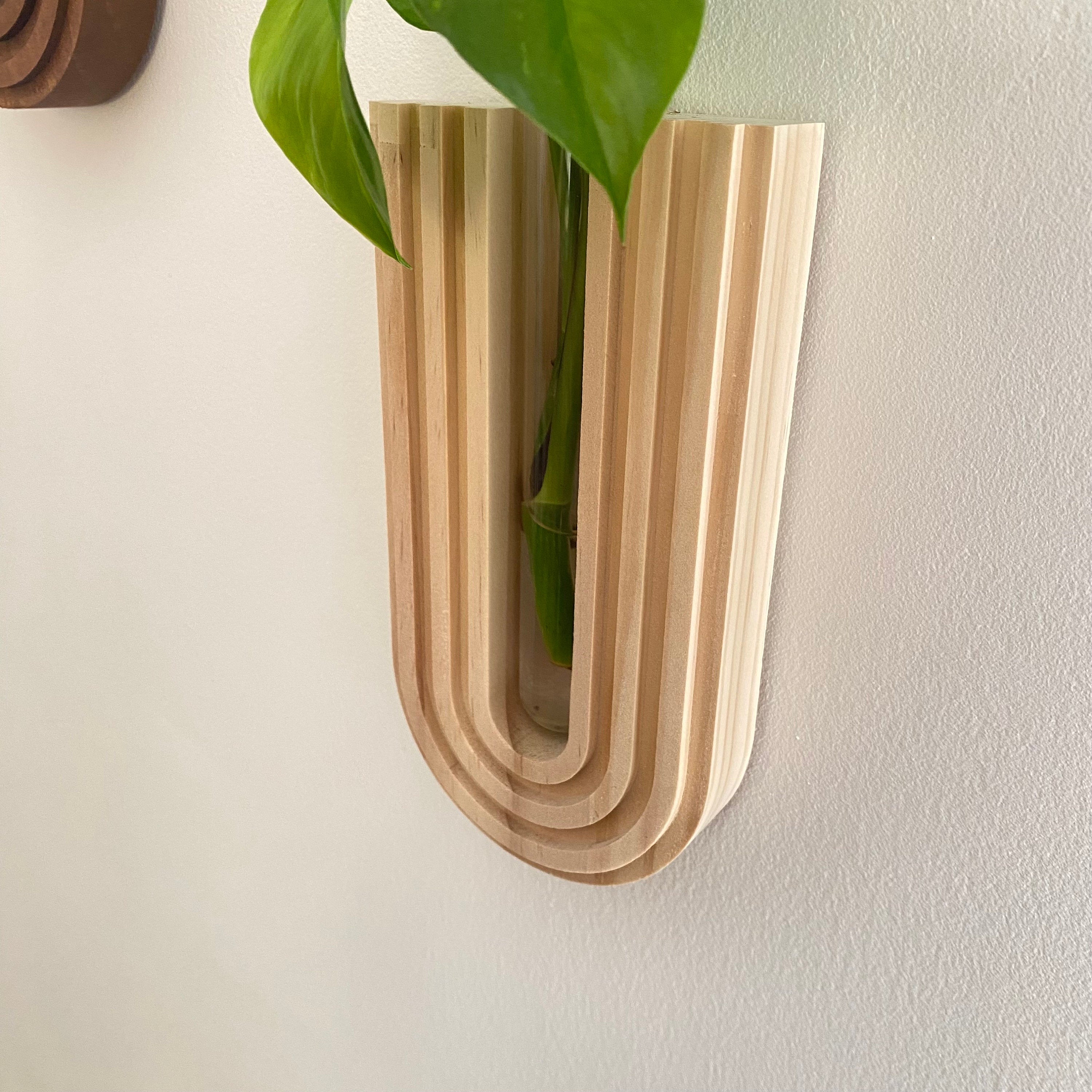 Handgefertigte Wandvase aus Holz - Kleine Vase für frische Pflanzen und Blumen 2