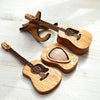 Fred - Handgefertigter Gitarren-Pick-Halter aus Holz als eleganter Zubehör-Organizer