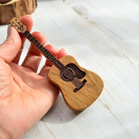 Fred - Handgefertigter Gitarren-Pick-Halter aus Holz als eleganter Zubehör-Organizer