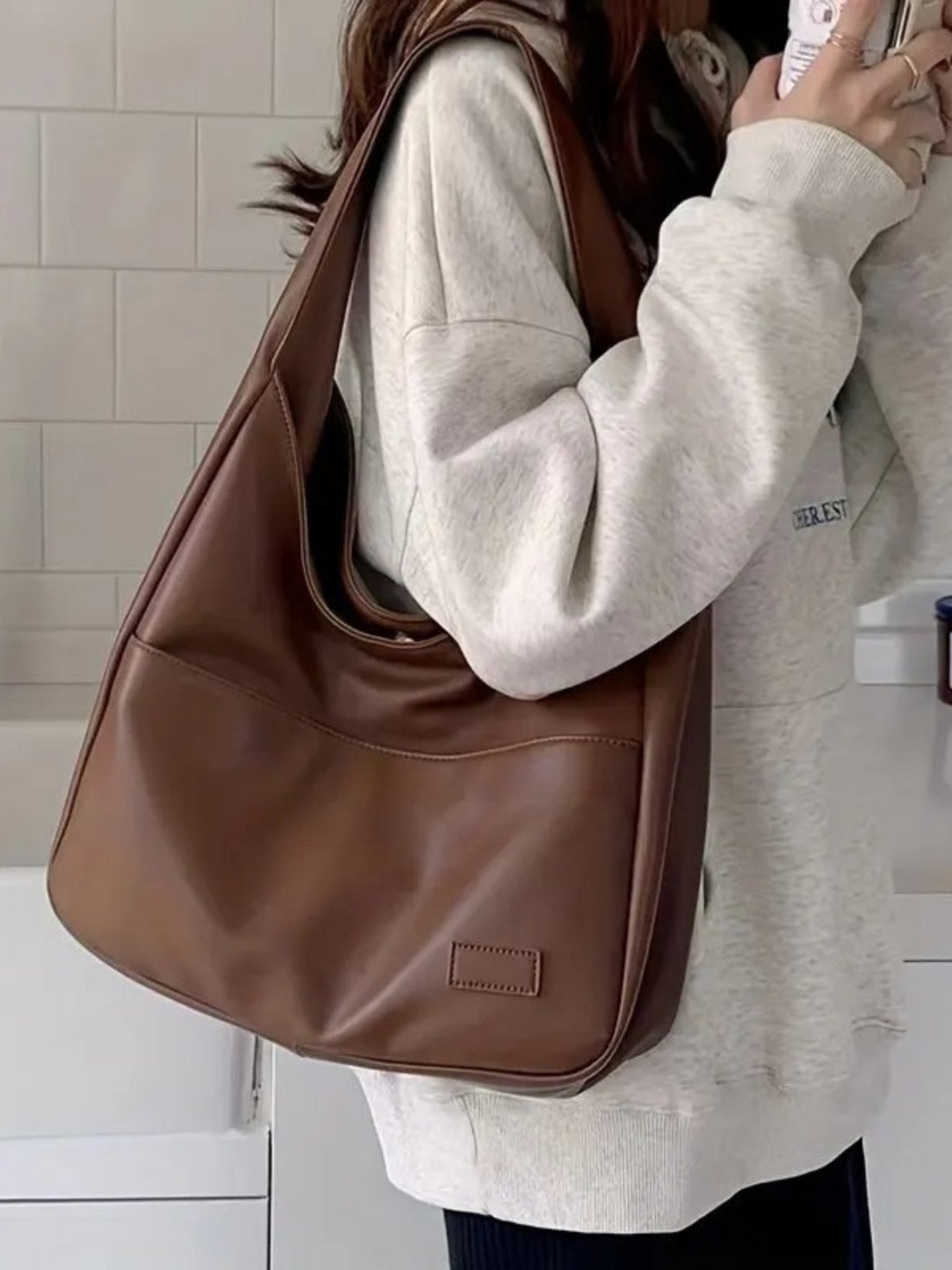 Elara - Geräumige Schultertasche aus Echtleder - Givera DE