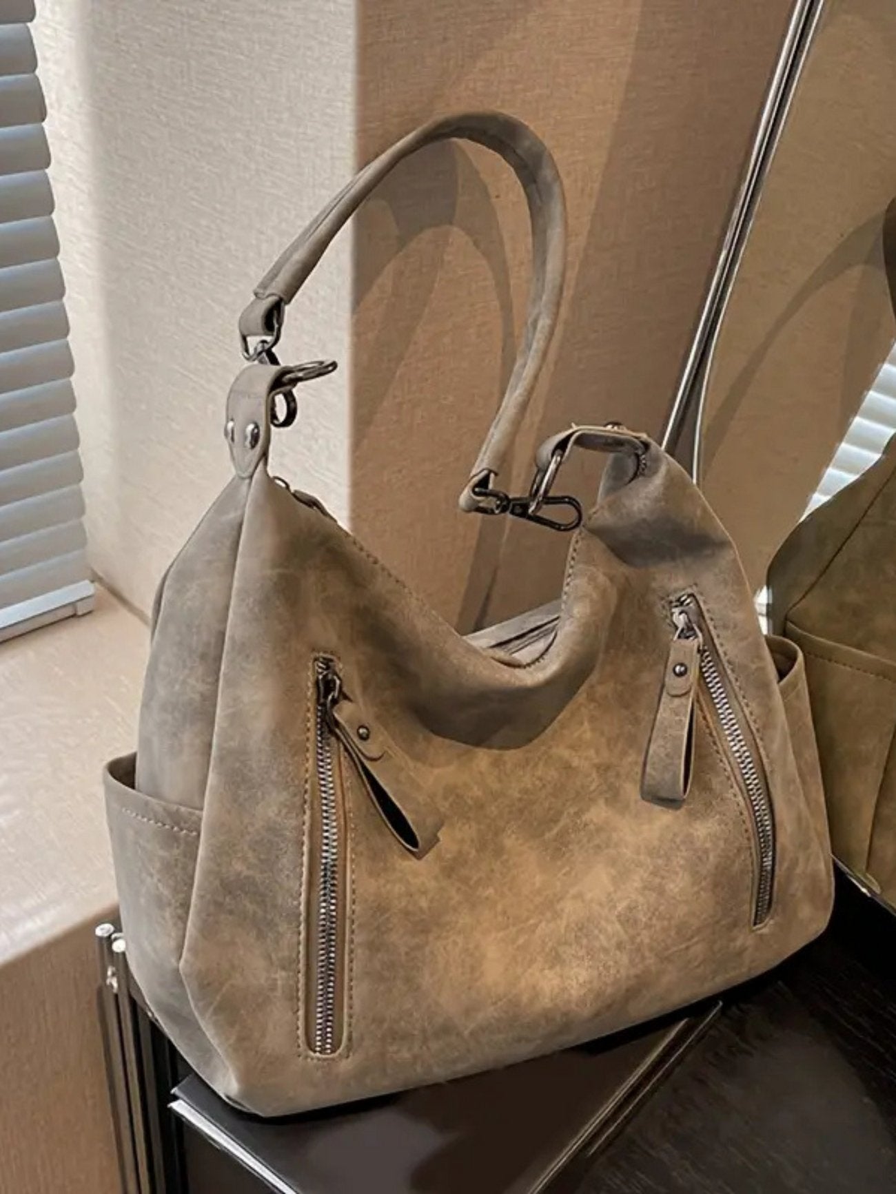Savira - Geräumige Suède - Schultertasche im Trend - Givera DE