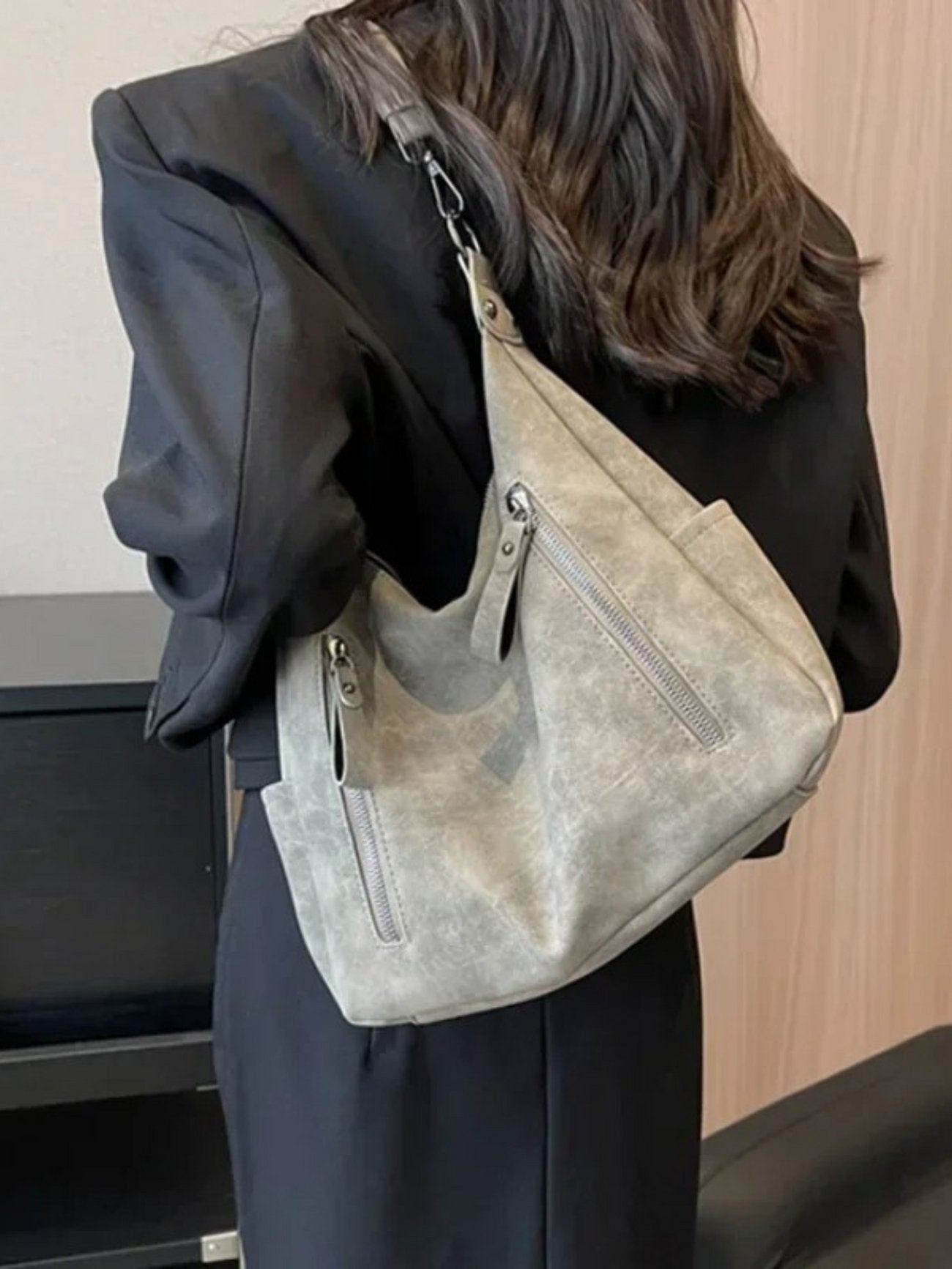 Savira - Geräumige Suède - Schultertasche im Trend - Givera DE