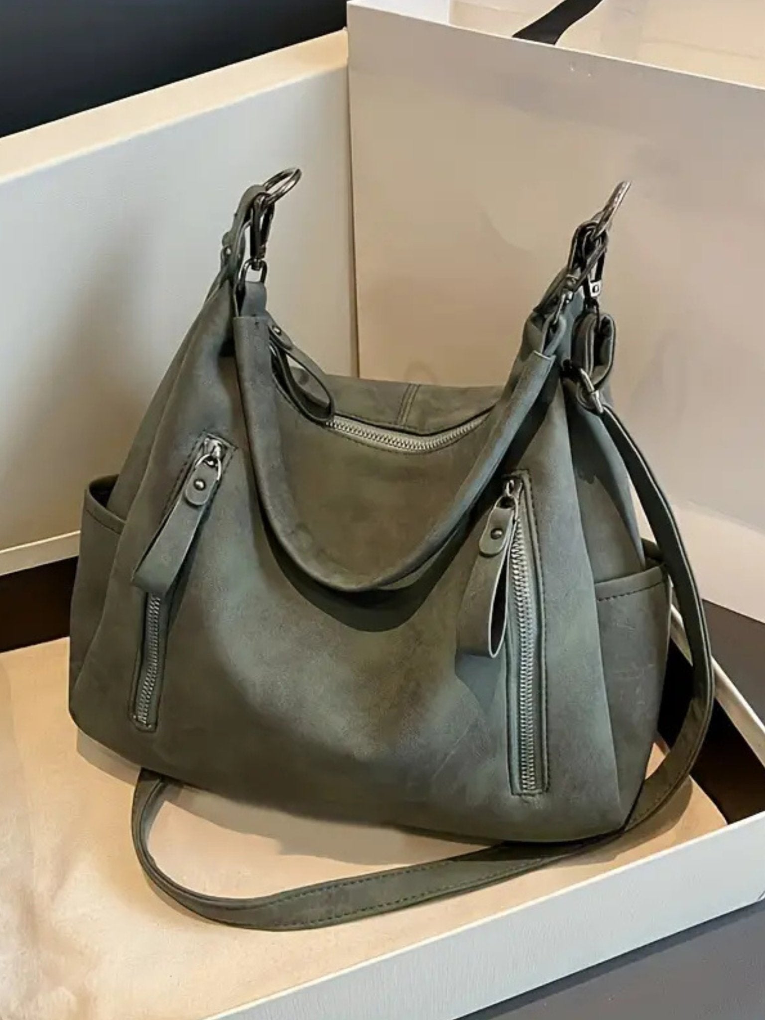 Savira - Geräumige Suède - Schultertasche im Trend - Givera DE