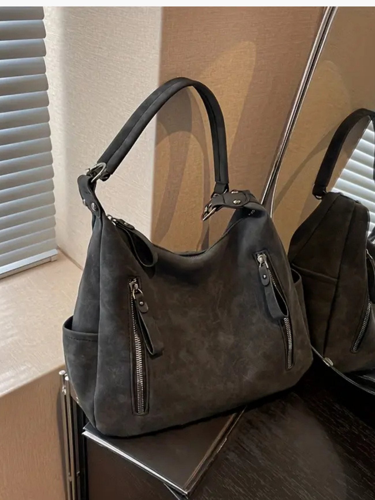 Savira - Geräumige Suède - Schultertasche im Trend - Givera DE